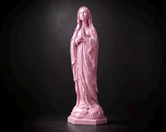 Statuette de la Vierge Marie rose pâle – Sculpture minimaliste – Décoration design – Intérieur rose tendre