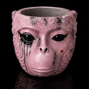 Vaso a forma di scimmia rosa | Vaso per fiori a forma di testa di scimmia | Vaso in cemento | Decorazione Pop Art rosa | Scultura unica | Bambola danneggiata