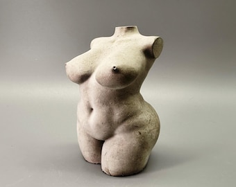 Modern sculpture | Art object female body made of concrete | Concrete Grey | Pink Mortis