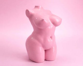 Sculpture Pop Art | Corps féminin en béton | Rose velours brillant | Rose Mortis