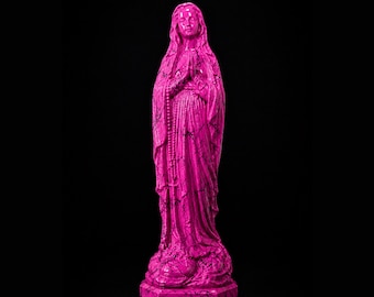 Sculpture pop art de la Vierge Marie rose | Effet marbre brillant | Statue de la Vierge Marie en béton | Pièce maîtresse | Rose Mortis