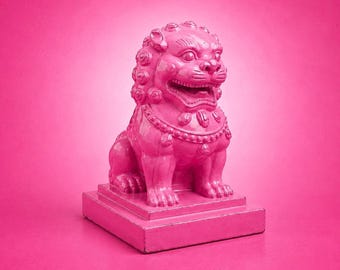 Sculpture de lion pop art | Objet d'art en béton | Gardien de Mortis | Rose bonbon brillant | Mortis rose