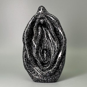 Escultura Vulva – Arte Yoni Galaxia – Decoración Feminista con Brillantina Negra – Escultura de Concreto con Declaración