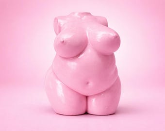 Sculpture Pop Art | Objet d'art : Corps féminin en béton | Corps aux courbes voluptueuses | Rose velours brillant | Rose Mortis