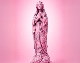 Sculpture de la Vierge Marie en marbre rose | Statue de la Vierge Marie en béton brillant | Sainte en velours | Mortis rose