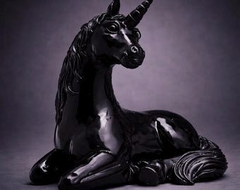 Figurine Licorne Noire Brillante – Sculpture Décorative Moderne et Luxueuse – Figurine Minimaliste en Béton – Accessoire de Décoration Intérieure à l'Esthétique Sombre