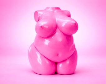 Sculpture Pop Art | Objet d'art en béton : Corps féminin | Corps aux courbes généreuses | Rose bonbon brillant | Rose Mortis