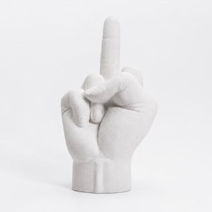 Könnte beinhalten: Eine weiße Skulptur einer Hand, die den Mittelfinger zeigt. Die Hand ist zu einer Faust geballt, wobei der Mittelfinger nach oben zeigt. Die Skulptur steht vor einem weißen Hintergrund.