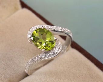 Anillo de plata de ley 925 con gema de peridoto ovalada de 8 x 6 mm.