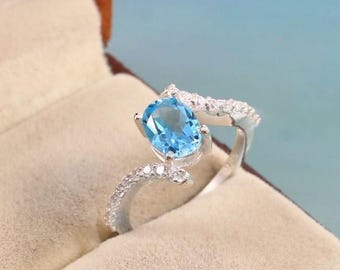 Anillo de plata de ley 925 con topacio azul suizo de 4 gramos y gema ovalada de 8x6 mm.