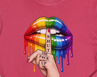 Camiseta gráfica de labios arcoíris, una declaración de orgullo audaz.