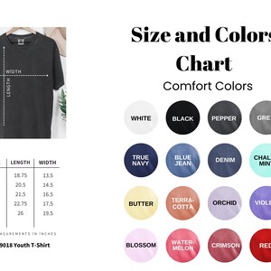Puede incluir: Una camiseta gris oscuro en una percha, con una tabla de tallas y colores. La tabla muestra colores como blanco, negro y rojo. Las medidas est&aacute;n en pulgadas, con tallas de XS a XL. El texto dice "9018 Youth T-Shirt."
