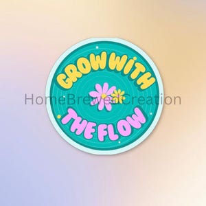 Grow With The Flowステッカー - レトロな花柄ビニールステッカー | モチベーションを高める名言デカール | ウォーターボトル、ノートパソコン、ジャーナル、美的装飾