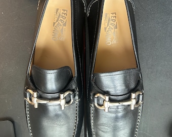 Mocassini da guida Salvatore Ferragamo. Taglia 13. Forma per scarpe in cedro inclusa. Indossati tre volte.