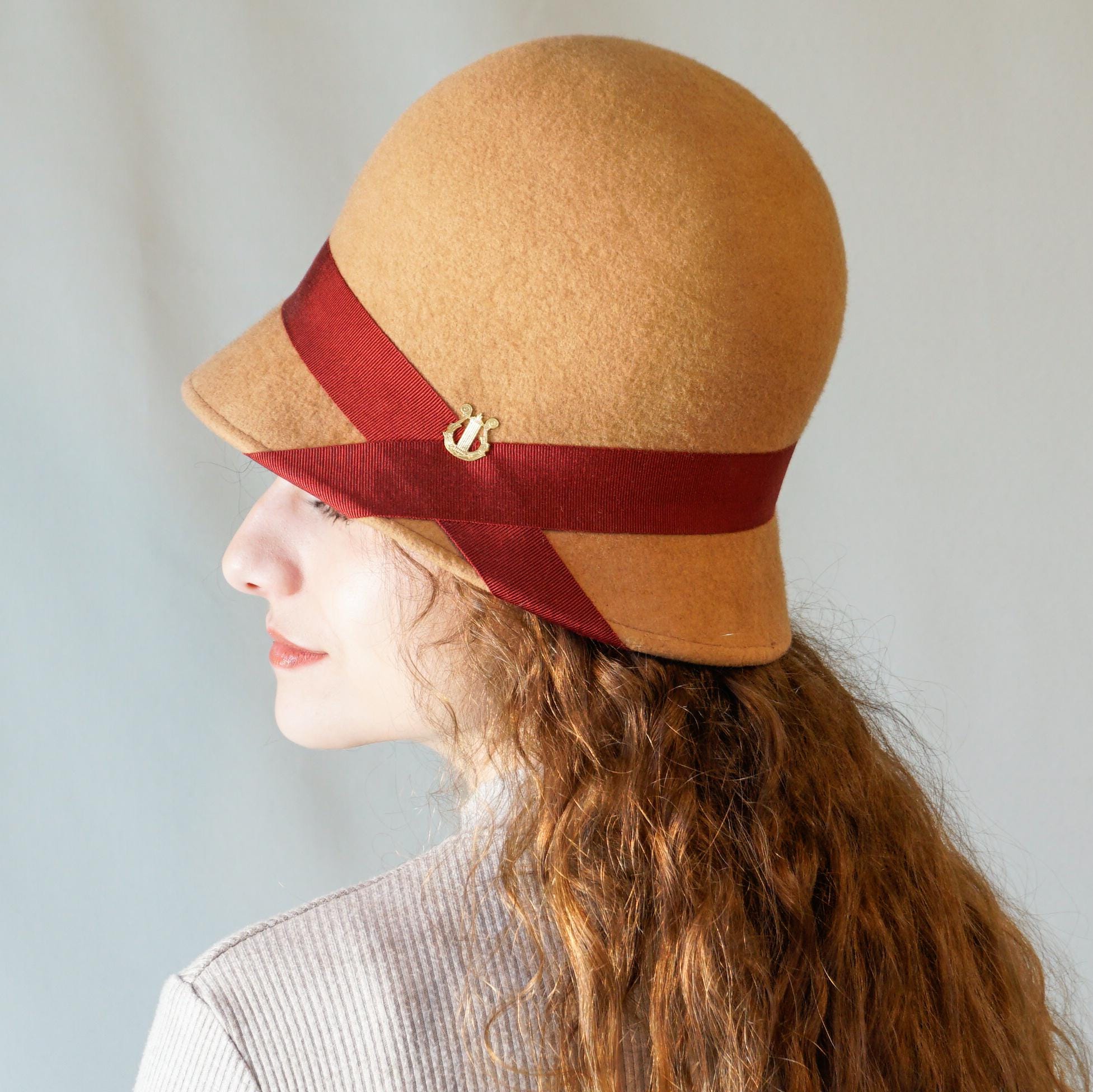 Daize - Camel Felt Cloche Hat, Red Ribbon, Gold Lyre 