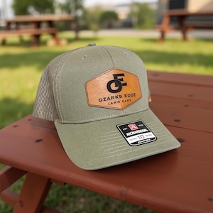 Richardson 112 klassieke truckerpet met aangepaste leren patch | Gepersonaliseerde lasergegraveerde kunstleren hoed met logo | Hoed met aangepaste tekst