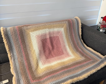 Manta de crochê extragrande – Manta quadrada estilo vovó com degradê ao pôr do sol e acabamento em pele sintética.