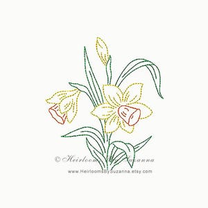 以下が含まれることがあります： 緑色の茎と葉を持つ、黄色い水仙の花束の線画です。花は赤い中心を持ち、黄色で縁取られています。画像には「HeirloomsBySusanna」と「www.HeirloomsBySusanna.etsy.com」のテキストが含まれています。