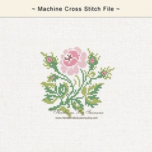 Op de afbeelding: Een machine-kruissteekpatroon met een roze roos met groene bladeren en stengels. Het patroon is getiteld "Heirlooms by Susanna" en bevat het websiteadres "www.HeirloomsBySusanna.etsy.com".
