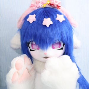 Tête d'animal à fourrure bleue kawaii avec gants pattes blancs Masque Fursuit KIG fait main avec yeux étoilés et accessoires Lolita Joli casque de cosplay