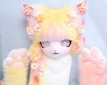 Kattenbont hoofd pastel geel roze cosplay masker met bloemen vlinder accessoires en niet-overeenkomende poothandschoenen voor harige outfit in lolitastijl