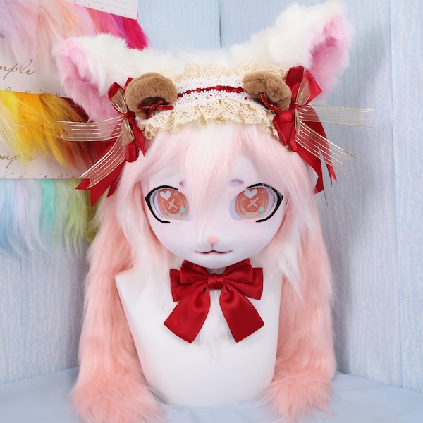 Fantasia de gato peluda rosa pastel feita à mão, máscara de cosplay com laços fofos, tranças longas e luvas combinando. Estilo kawaii lolita.