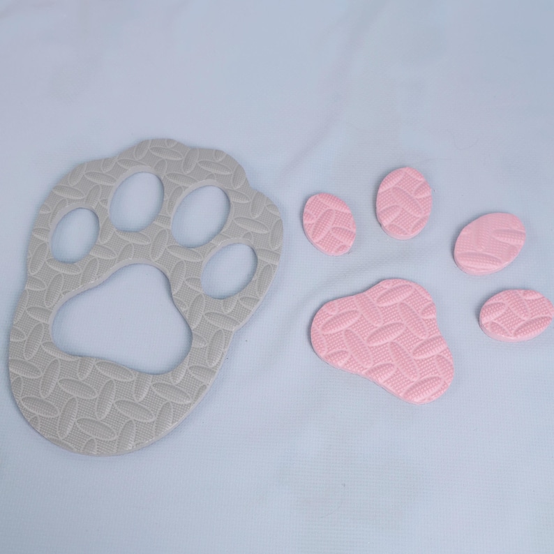 High quality handmade paw pads for cosplay furry shoes designed with soft non slip foam to provide comfort and traction. Perfect accessory for costumes kigurumi or mascot suits. Fits EU 38 to 43 US 6 to 9 sizes. Each pair is made to order in a range of color options to match your unique style. Durable design withstands active wear at conventions parties or events while staying lightweight and breathable.