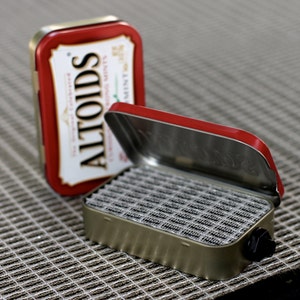Amplificador y altavoz portátil en lata de menta para guitarra eléctrica - Altoids rojo/negro, regalos hechos a mano para músicos ENVÍO GRATIS