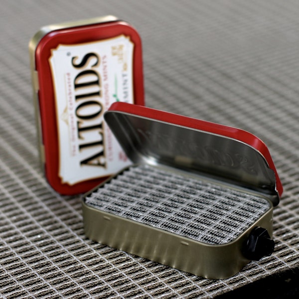 Amplificador y altavoz portátil de lata de menta para guitarra eléctrica - Altoids rojo/negro, regalos hechos a mano para músicos, ENVÍO GRATIS
