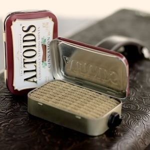 Draagbare mintkleurige blikken versterker en luidspreker voor elektrische gitaar- Altoids bordeaux/tweed handgemaakte cadeaus voor gitaristen versterker GRATIS VERZENDING