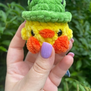 Small Crochet Duck with Frog Hat – Chenille Amigurumi Plush Toy – Handmade Kawaii Duck Doll, Soft Stuffed Animal Gift, Cute Frog Costume