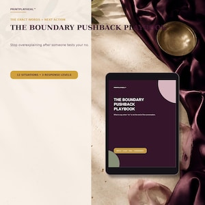 Könnte beinhalten: Ein digitales Tablet zeigt The Boundary Pushback Playbook mit einem dunkelvioletten Einband, weißem Text und einem goldenen Button. Der Bildschirm zeigt den Titel und den Untertitel: What to say when no is not the end of the conversation, sowie Antwortstufen.