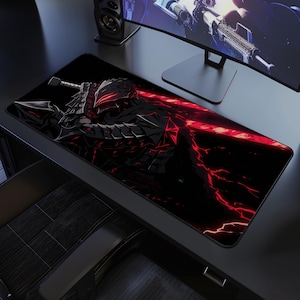 Puede incluir: Alfombrilla de ratón para juegos en negro y rojo con una ilustración detallada de un guerrero con armadura y una espada grande. El diseño incluye acentos rojos en forma de relámpagos sobre un fondo negro, ideal para ordenadores.