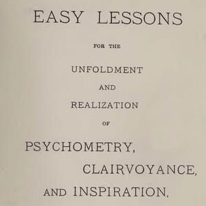 Puede incluir: Una portada de libro antiguo con el título "EASY LESSONS". El texto detalla el tema: Psicometría, Clarividencia e Inspiración. El autor es J. C. F. Grumbine, publicado en 1900. La impresión es en negro.