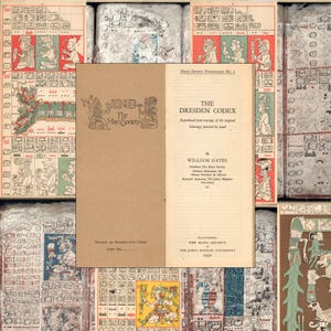 Pode incluir: Um livro aberto intitulado "The Dresden Codex" de William Gates, publicado pela The Maya Society em 1932. O livro é rodeado por páginas com glifos e ilustrações maias em vermelho, verde e castanho.