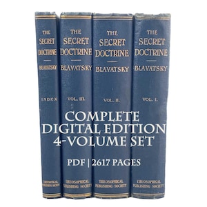 Könnte beinhalten: Vier dunkelblaue Hardcover-Bücher mit goldener Schrift. Die Buchrücken tragen die Aufschrift "The Secret Doctrine" und "Blavatsky". Die Bücher sind mit "Index", "Vol. III", "Vol. II" und "Vol. I" beschriftet. Der Text "Complete Digital Edition 4-Volume Set" ist ebenfalls sichtbar.