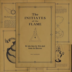 Puede incluir: Una portada de libro vintage titulada "The Initiates of the Flame" con ilustraciones. La portada presenta una llama dentro de un triángulo, rodeada de bordes decorativos y texto. Páginas adicionales con ilustraciones y texto visibles.