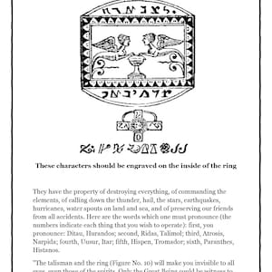 以下が含まれることがあります： テキスト付きのタリスマンの白黒イラスト。画像には、2 つの翼のある人物、聖杯、さまざまなシンボルとテキストを含む中央のエンブレムが表示されます。テキストには、彫刻の指示と呪文が含まれています。