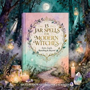 Puede incluir: Una portada de libro con el título "15 Jar Spells for Modern Witches" en letras doradas, rodeada por una corona floral. La portada tiene un fondo de acuarela con un camino que conduce a una luna llena. La imagen incluye velas encendidas, cristales y tarros.