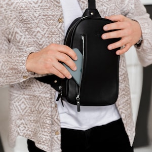 Borsa a tracolla in pelle nera per uomo, borsa da viaggio compatta, organizer da spalla per tutti i giorni