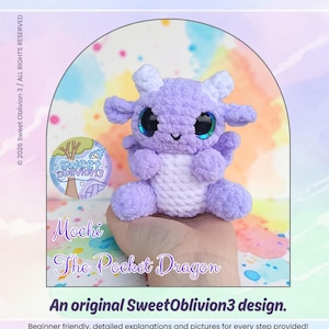 Puede incluir: Un juguete de dragón de ganchillo hecho a mano, de color lavanda, con grandes ojos azules. El dragón, llamado "Mochi", tiene pequeños cuernos y se sostiene en una mano. La imagen incluye el texto "The Pocket Dragon" y "SweetOblivion3 design."