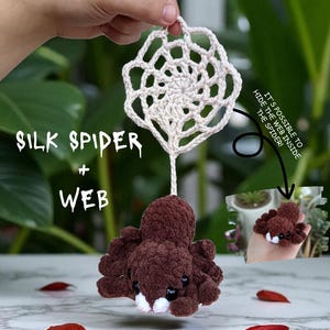 Puede incluir: Un conjunto de araña y telaraña hechos a mano con ganchillo. La araña marrón tiene detalles blancos y está conectada a una telaraña color crema. El texto "SILK SPIDER + WEB" y "PATTERN BY SWEETOBLIVION3" son visibles. La imagen también incluye el texto "IT'S POSSIBLE TO HIDE THE WEB INSIDE THE SPIDER!"