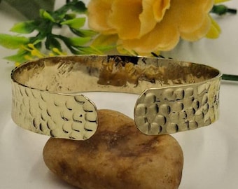 Brazalete de latón martillado hecho a mano: Brazalete bohemio rústico ajustable
