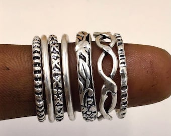 Conjunto de anéis boho em prata de lei, anéis empilháveis vintage oxidados, com design floral torcido.
