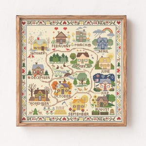 以下が含まれることがあります： 額縁に入ったクロスステッチのサンプラーで、1年の月を表す家々のある村の風景を描いています。 サンプラーは、カラフルな家、木、季節の要素を備えたクリーム色の背景が特徴です。 月は家の周りにラベル付けされています。