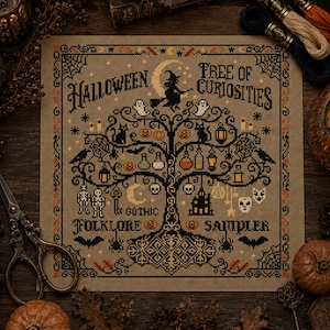 Könnte beinhalten: Ein quadratischer Kreuzstich-Sampler auf beigem Stoff mit einem zentralen Baum aus schwarzem Garn. Er zeigt Halloween-Motive wie eine Hexe, Geister, Kürbisse, Totenköpfe und Fledermäuse. Der Text lautet Halloween Free of Curiosities Gothic Folklore Sampler.