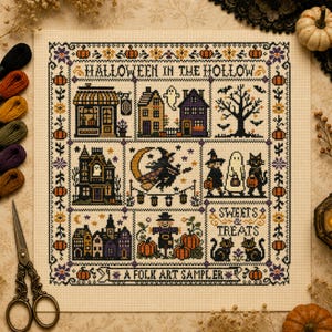 Könnte beinhalten: Ein Kreuzstich-Muster auf cremefarbenem Stoff mit Halloween-Motiven wie Häusern, einer Hexe auf dem Mond, Geistern, Katzen und Kürbissen. Der Text lautet HALLOWEEN IN THE HOLLOW sowie SWEETS & TREATS A FOLK ART SAMPLER in schwarzem Garn mit Akzenten.
