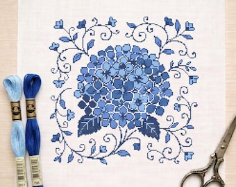 シノワズリー風の青いアジサイの花のクロスステッチパターン（PDF）• デルフトブルーと白の植物画 • フォークアート風の花柄 • 即時ダウンロード