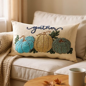 Pode incluir: Conjunto de três canecas de cerâmica com esmalte creme salpicado. Cada caneca apresenta um design floral pintado à mão em tons de azul, verde e amarelo. As canecas têm um formato simples e moderno com uma alça. Altura aproximada 10 cm.