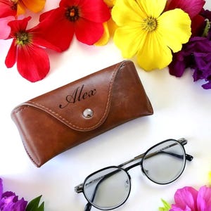 Brillenkoker voor mannen en vrouwen, aangepaste leren brillendoos, brilbeschermer met monogram, gepersonaliseerd cadeau voor opa, cadeau voor hem